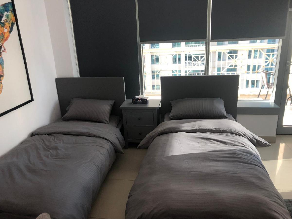 Downtown Boulevard One Bedroom Apt In 29 Blvd غرفة وصالة Burj & Fountain View Master Bedroom Plus 2 Single Beds In Living Room Dubai Esterno foto